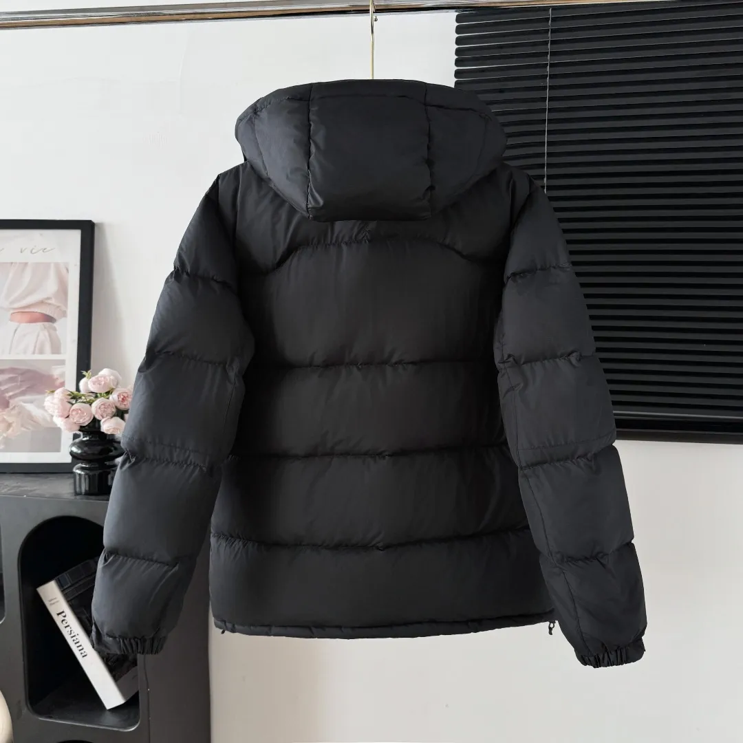 Style number: Y 177 Polo Ralph Lauren 2025 pony embroidered glossy half-turtle collar down jacket, neatly cut to create a smart posture, return to the hustle and bustle of the city. Filled with white duck down, it is warm and comfortable without being bulky, without losing personality and looking low-key! It has a certain sense of hierarchy! Original custom fabric. With a certain sense of color Color: Glossy Black Matte Black Dark Blue White Size: S M L XL XXL